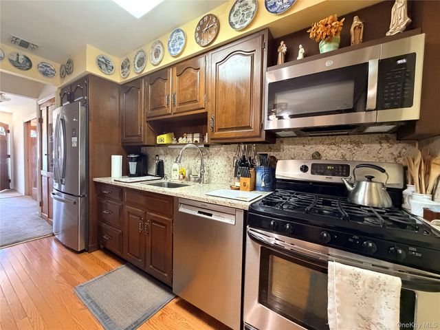 381 N Monroe Avenue, Lindenhurst, NY 11757
