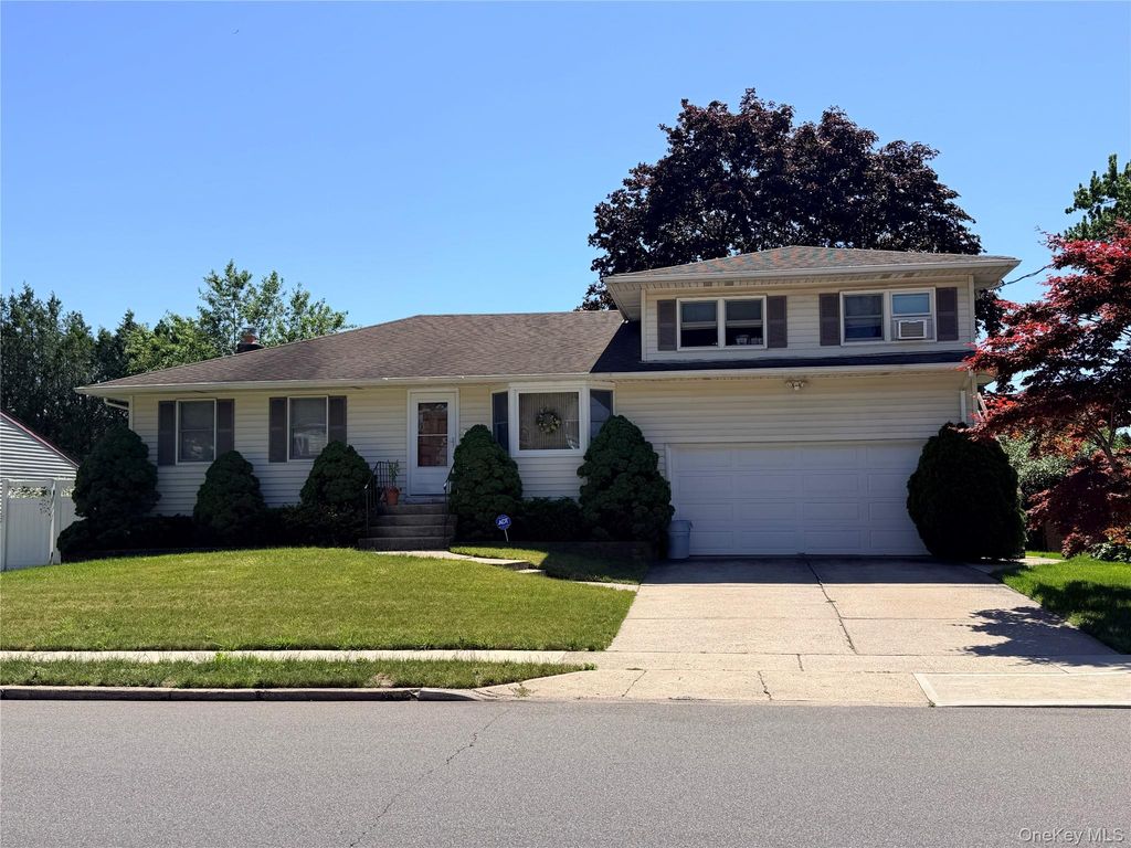 381 N Monroe Avenue, Lindenhurst, NY 11757