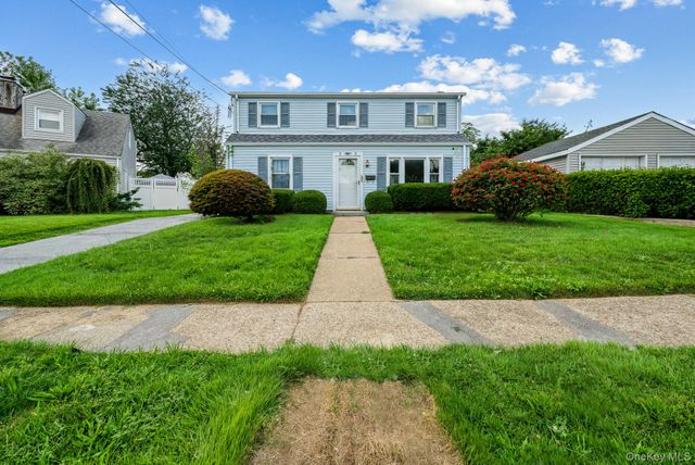 10 Park Court, Farmingdale, NY 11735