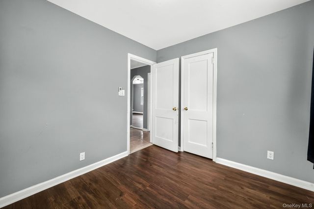 10 Park Court, Farmingdale, NY 11735