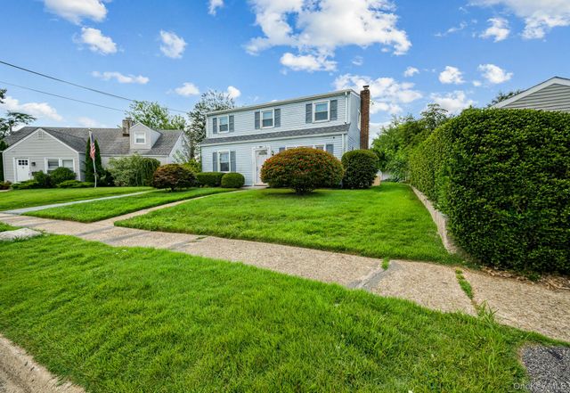 10 Park Court, Farmingdale, NY 11735
