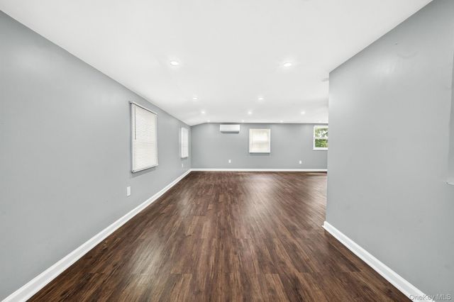 10 Park Court, Farmingdale, NY 11735
