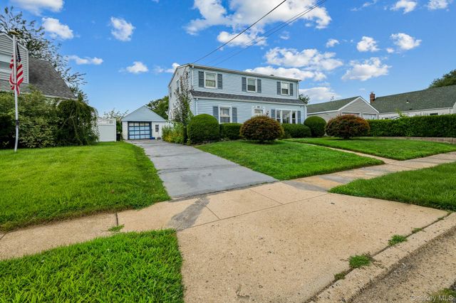 10 Park Court, Farmingdale, NY 11735