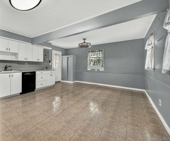10 Park Court, Farmingdale, NY 11735