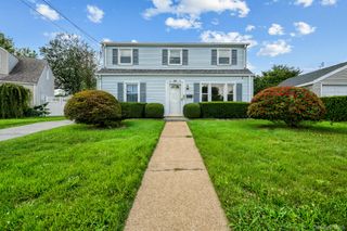 10 Park Court, Farmingdale, NY 11735