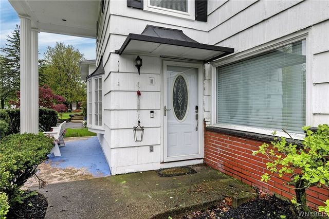 32 Hunters Ln, Amherst, NY 14221