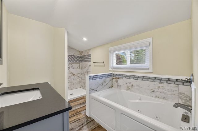 32 Hunters Ln, Amherst, NY 14221