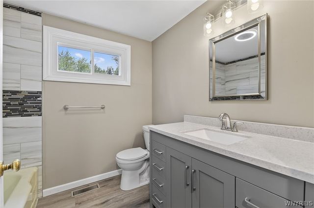 32 Hunters Ln, Amherst, NY 14221