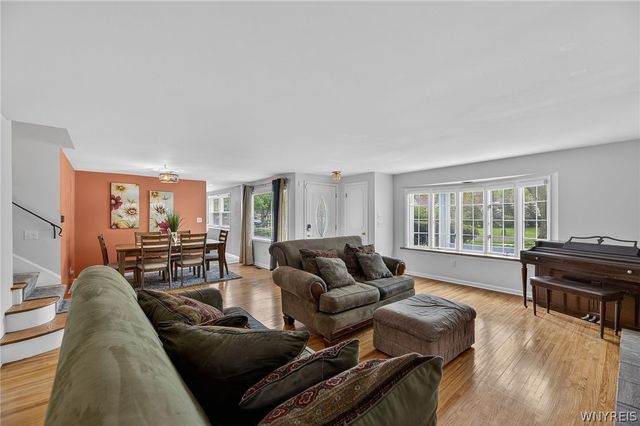 32 Hunters Ln, Amherst, NY 14221