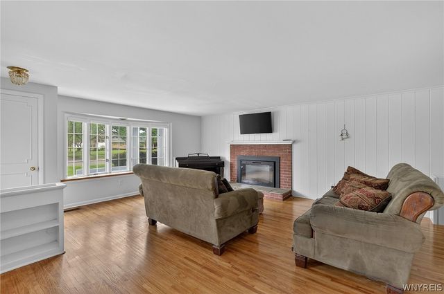 32 Hunters Ln, Amherst, NY 14221