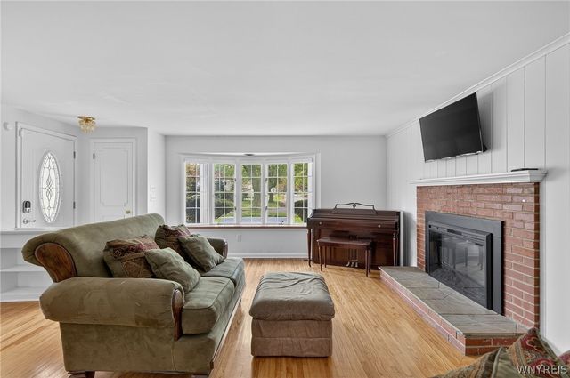 32 Hunters Ln, Amherst, NY 14221