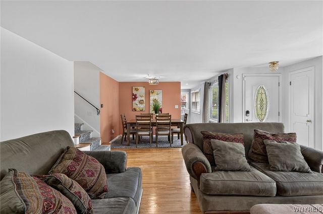 32 Hunters Ln, Amherst, NY 14221