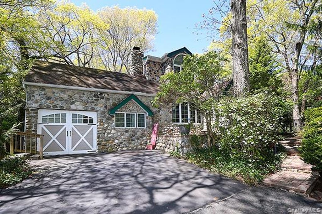 11 Craig Drive, South Huntington, NY 11746