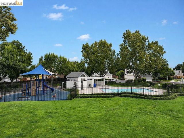 34 Nightingale Ct, Oakley, CA 94561