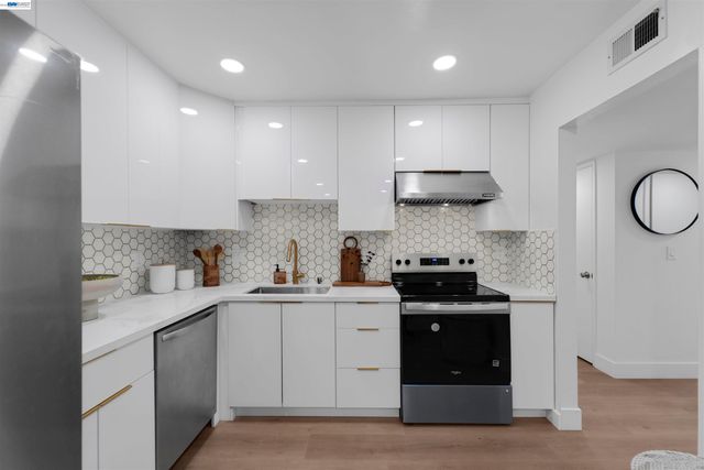 2111 Latham St 307, Mountain View, CA 94040