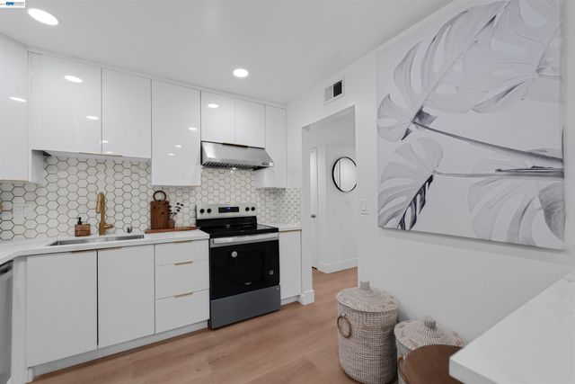 2111 Latham St 307, Mountain View, CA 94040