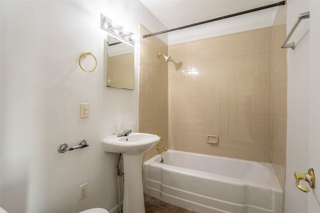 2710 Adams Avenue, Des Moines, IA 50310