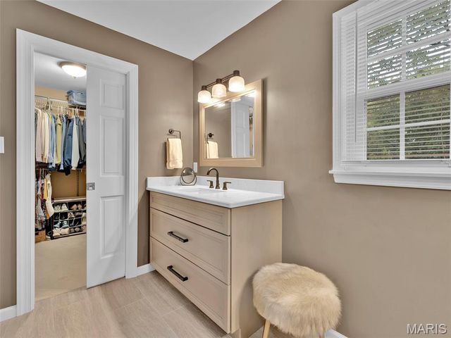 1672 Ansonborough Drive, Chesterfield, MO 63017