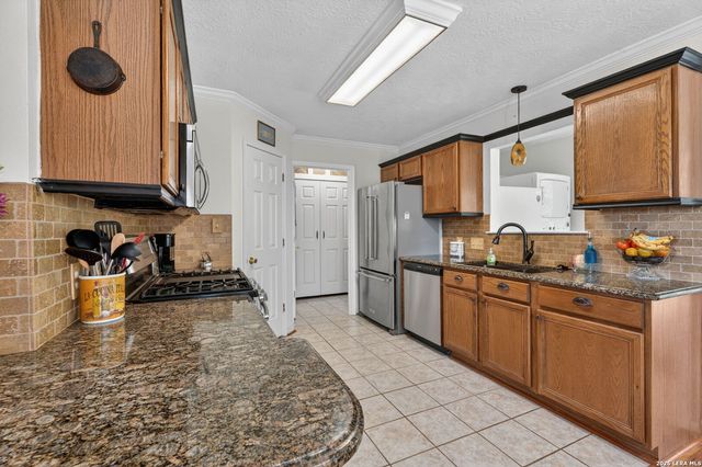 226 CREST LN, Onalaska, TX 77360