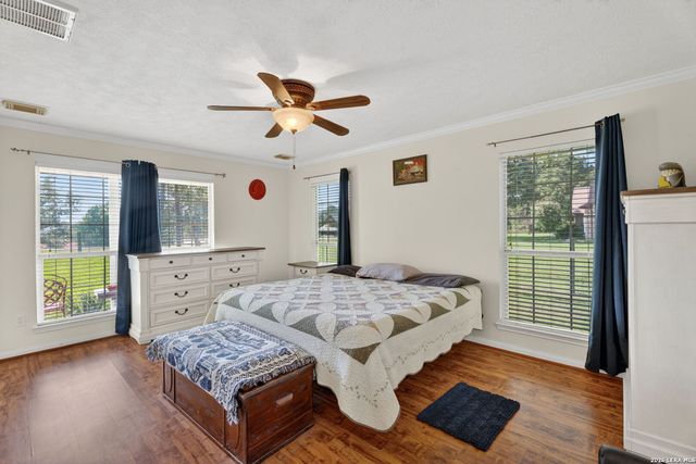 226 CREST LN, Onalaska, TX 77360