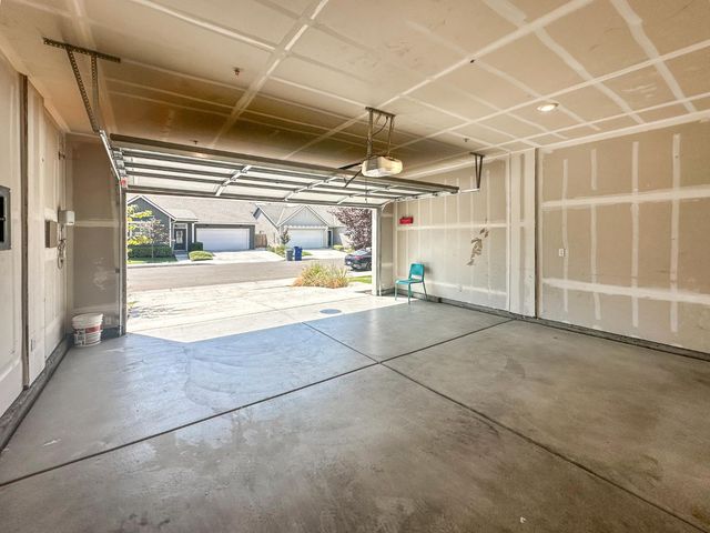 7124 W Poe Avenue, Fresno, CA 93723