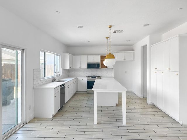 7124 W Poe Avenue, Fresno, CA 93723