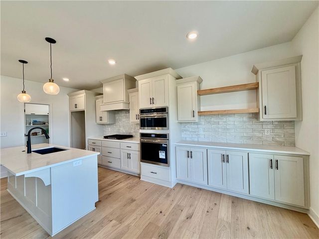512 Skyview Lane, Liberty, MO 64068