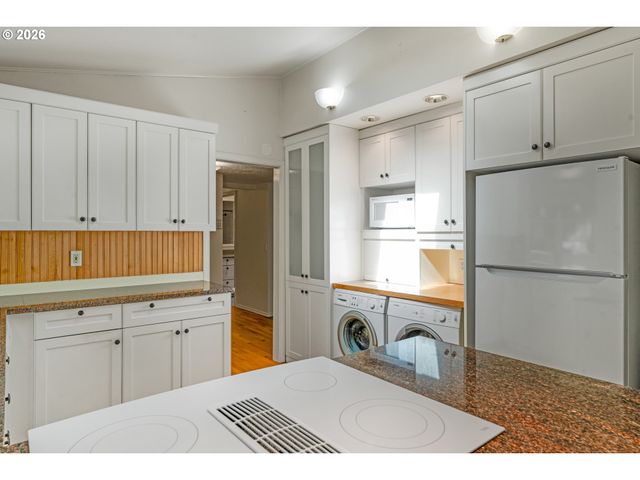 4321 WOODSIDE Cir, Lake Oswego, OR 97035