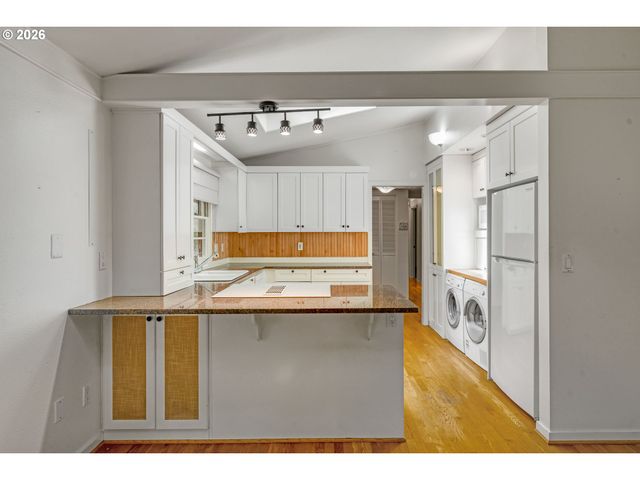 4321 WOODSIDE Cir, Lake Oswego, OR 97035