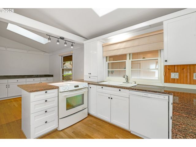 4321 WOODSIDE Cir, Lake Oswego, OR 97035