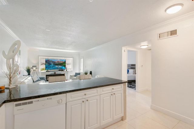 2581 N Garden Drive 206, Lake Worth, FL 33461