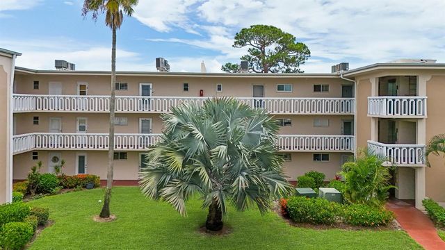 2581 N Garden Drive 206, Lake Worth, FL 33461