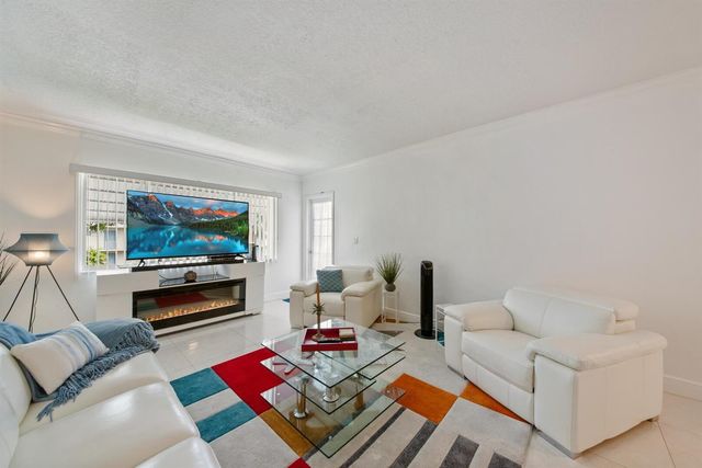 2581 N Garden Drive 206, Lake Worth, FL 33461