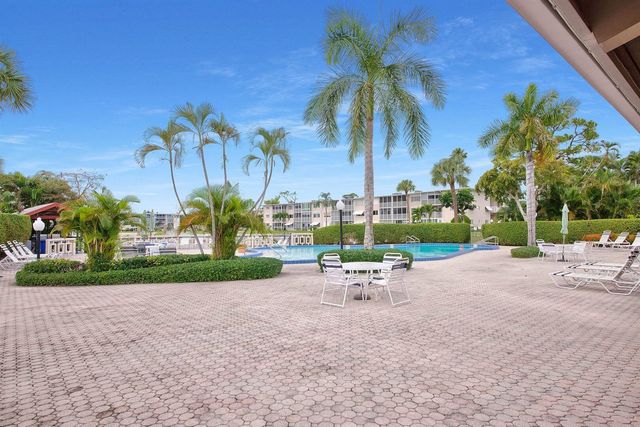 2581 N Garden Drive 206, Lake Worth, FL 33461