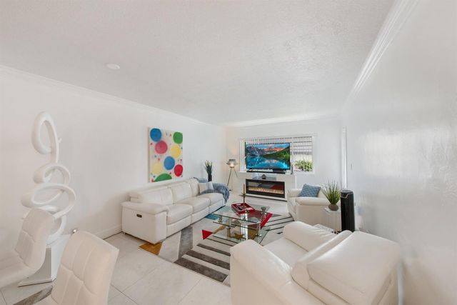 2581 N Garden Drive 206, Lake Worth, FL 33461