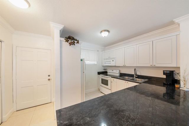 2581 N Garden Drive 206, Lake Worth, FL 33461
