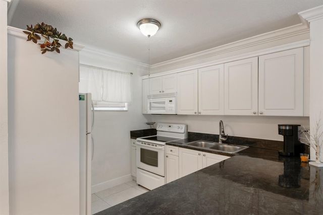 2581 N Garden Drive 206, Lake Worth, FL 33461