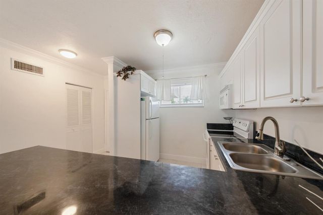 2581 N Garden Drive 206, Lake Worth, FL 33461