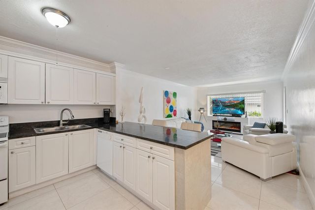 2581 N Garden Drive 206, Lake Worth, FL 33461