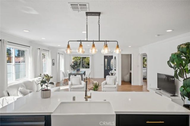 916 N Oxford, Los Angeles, CA 90029