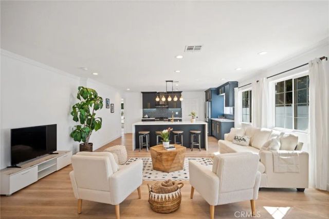 916 N Oxford, Los Angeles, CA 90029