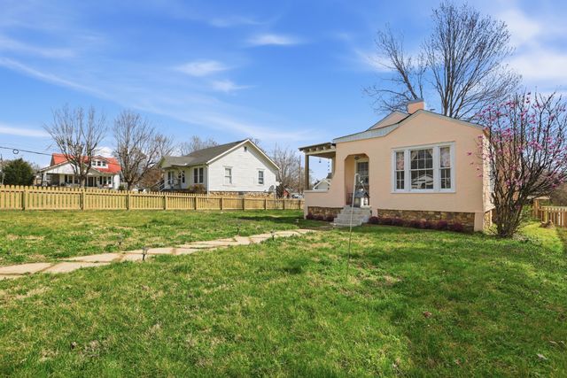 103 Freeman Ave, Dickson, TN 37055