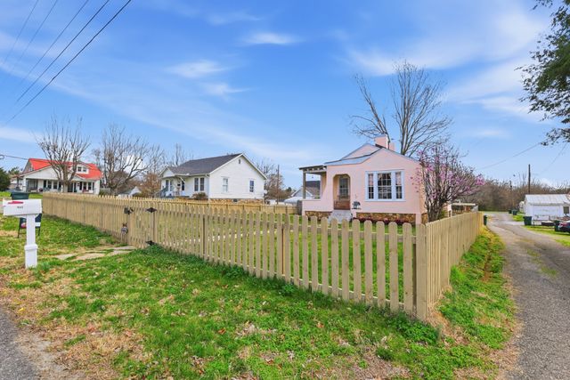 103 Freeman Ave, Dickson, TN 37055