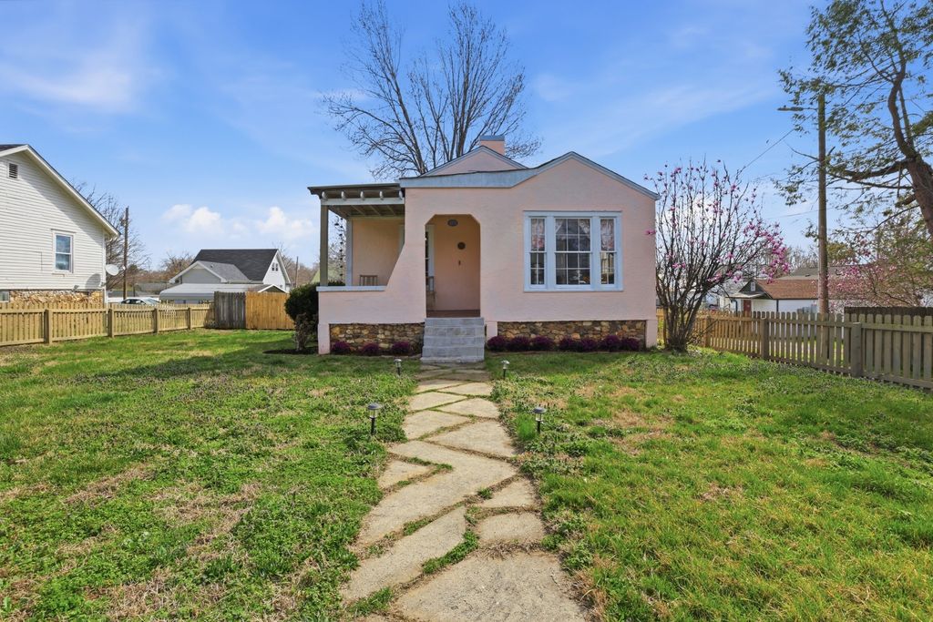 103 Freeman Ave, Dickson, TN 37055