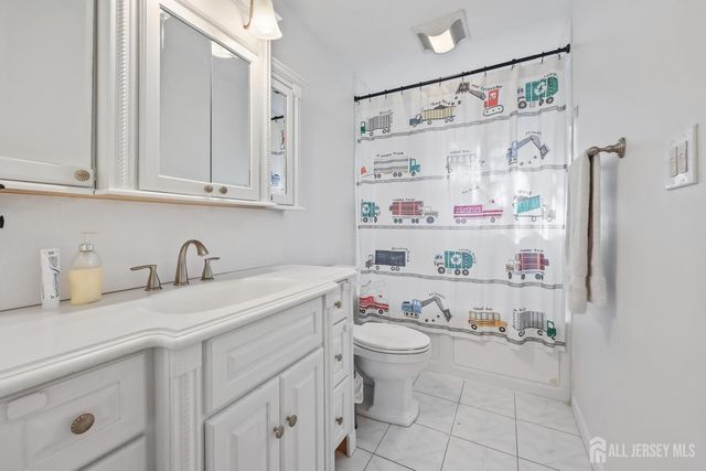20 Oregon Avenue, Hazlet, NJ 07730