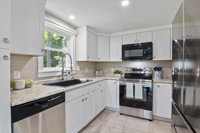 8 Diana Road, Derry, NH 03038