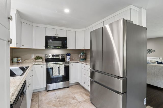 8 Diana Road, Derry, NH 03038