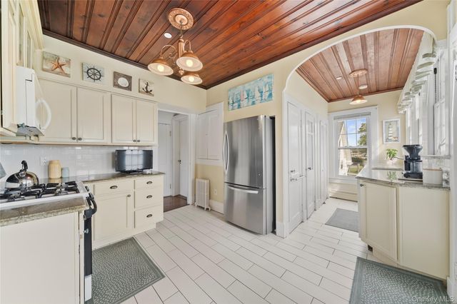 260 Ocean Avenue, Amityville, NY 11701