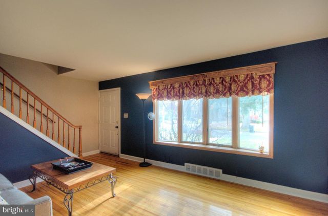 10 LINDEN RD, Bordentown, NJ 08505