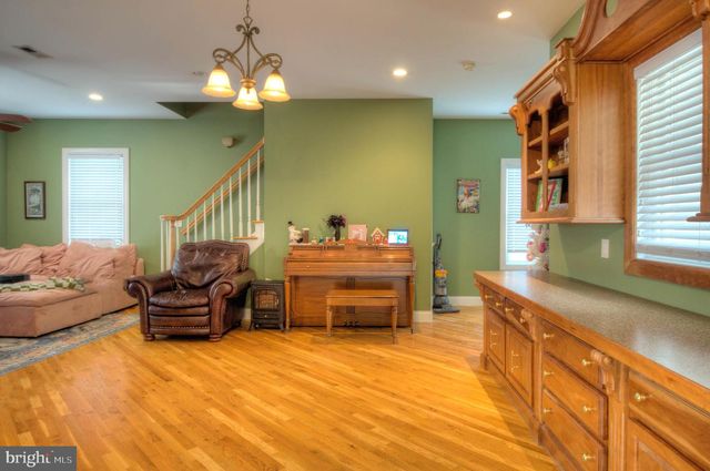 10 LINDEN RD, Bordentown, NJ 08505